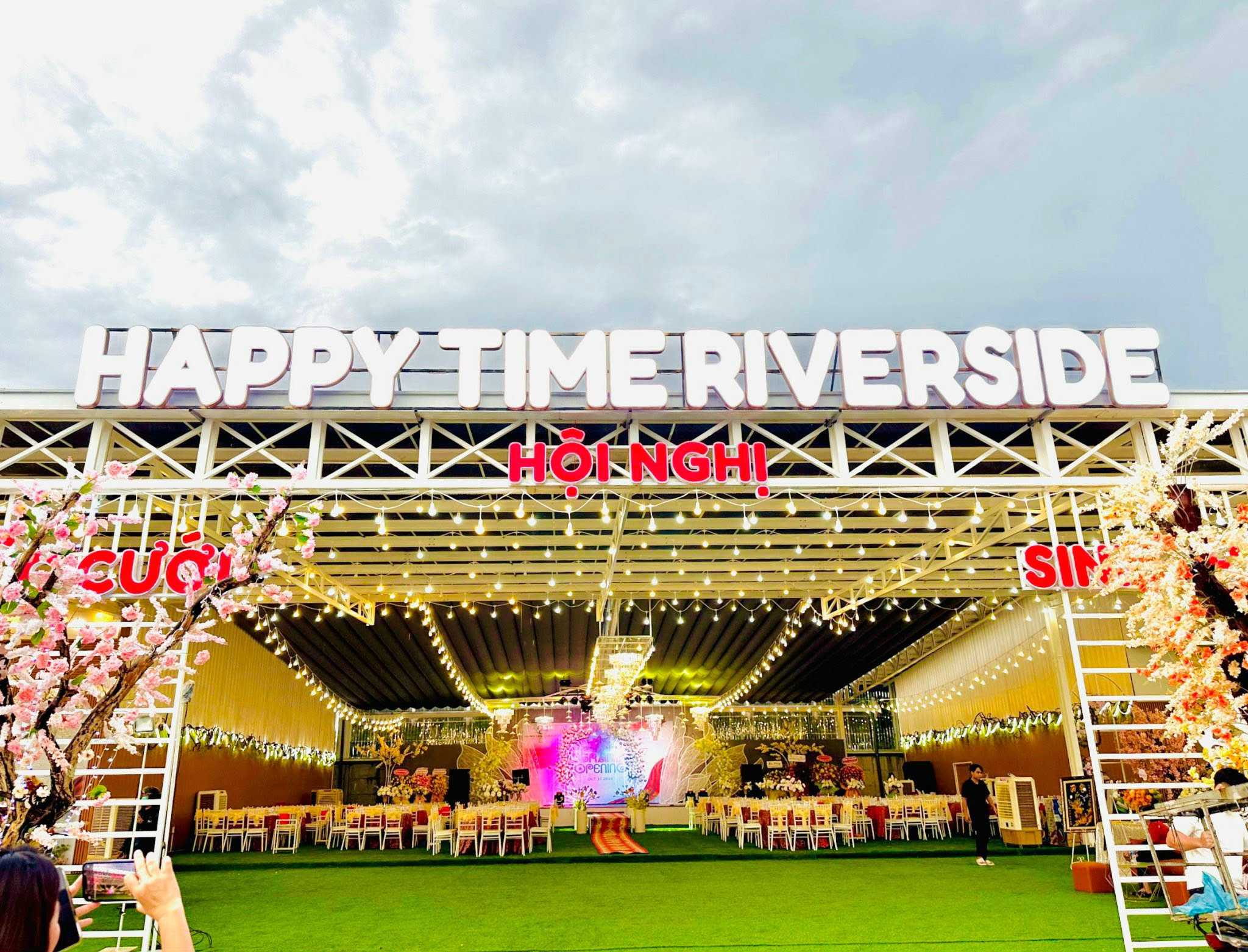 Màn hình LED nhà hàng tiệc cưới Happy Time