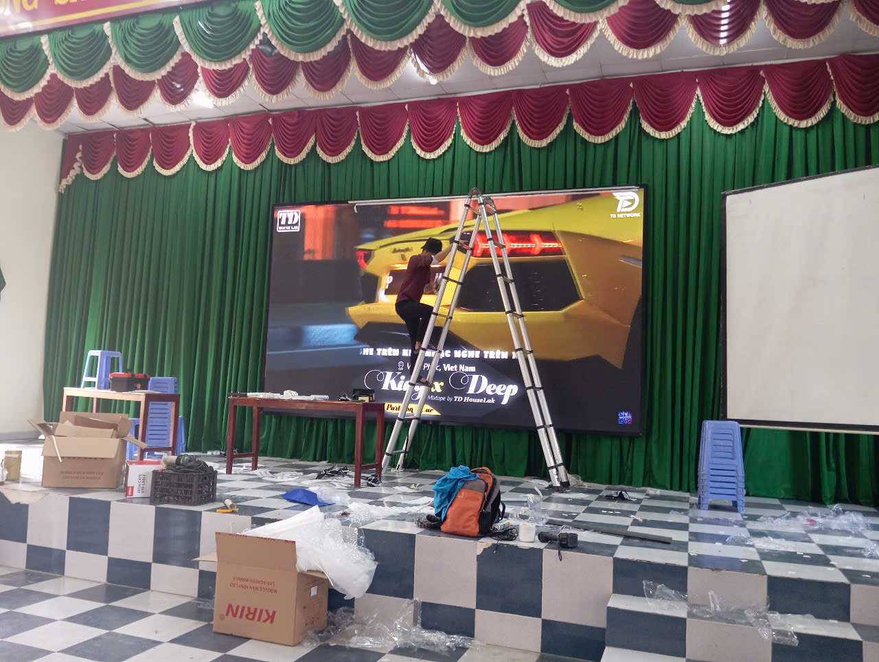 Lắp Đặt Màn Hình LED P4 hội trường